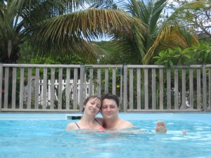 Romain & Fanny dans la piscine de la résidence Deshroses en Guadeloupe